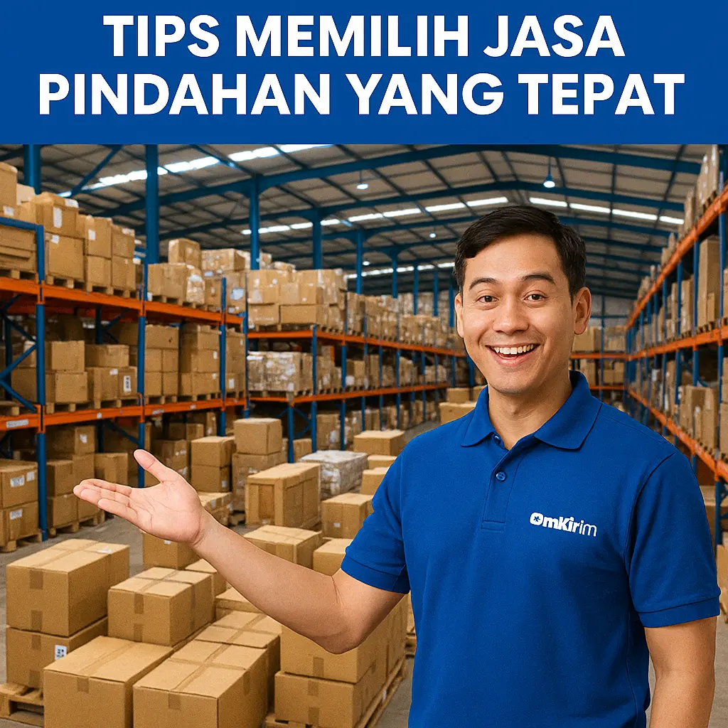 gambar seorang lelaki mengenakan baju biru sedang menunjukan gudang yang penuh dengan barang